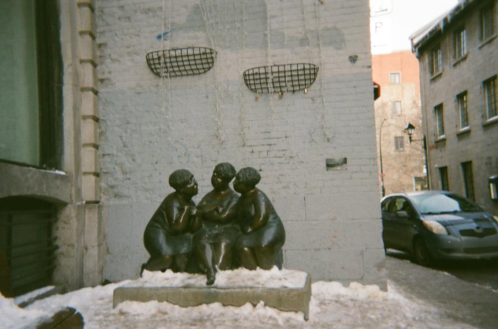 Photo représentant la la statue des chuchoteuses située dans le Vieux-Port de Montréal.