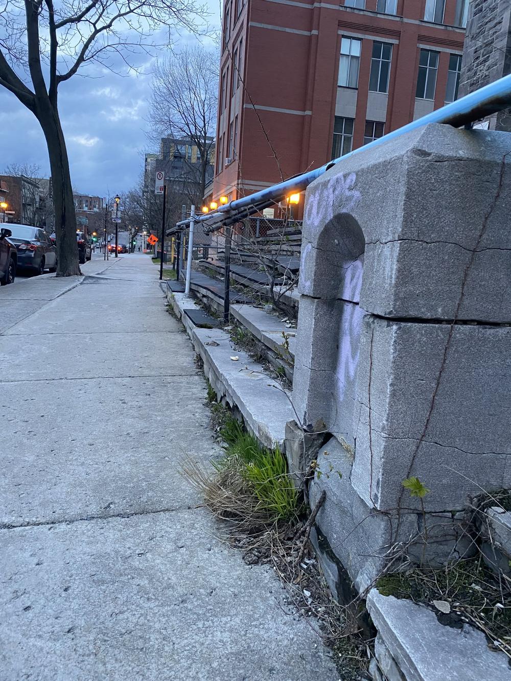 Photo des escalier de béton menant à l'organisme communautaire RÉZO qui offre des services en santé sexuelle aux hommes de la diversité sexuelle et de genre.