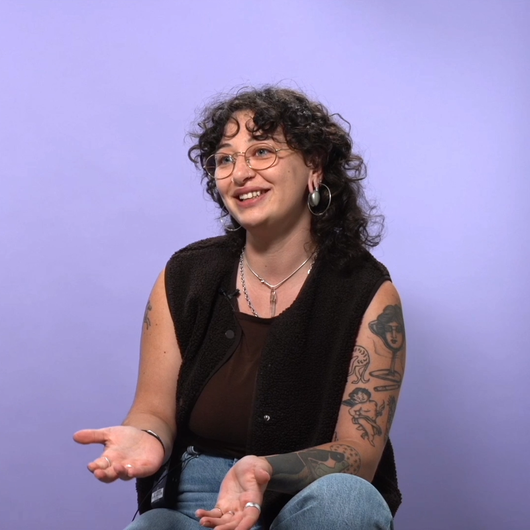 Capture d'écran prise de la capsule du projet Alcool et diversité montrant l'étudiante et la chercheuse de la Chaire de recherche du Canada TRADIS, Anthea Dalle.