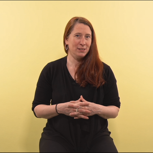 Marianne Parlardy dans le studio de Chez Manu sur un fond jaune pastel.