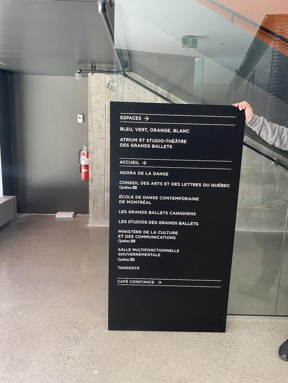 Photo d'un affichage pour des cours de danse sur une ardoise.