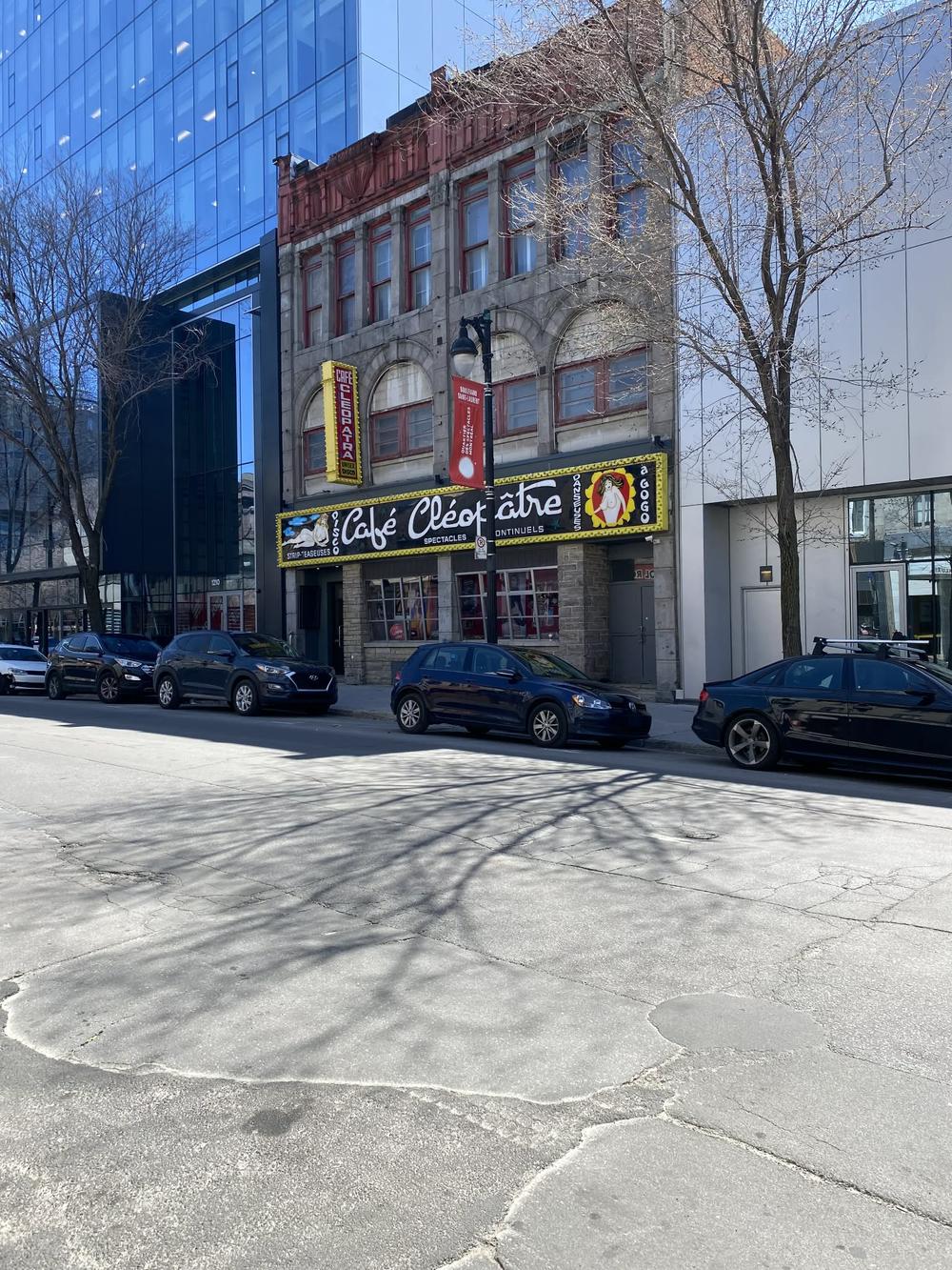Photo de loin du café Cléôpatre à Montréal.