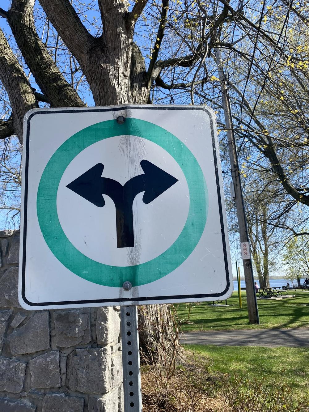 Photo d'un panneau de circulation indiquant de tourner à gauche ou à droite.