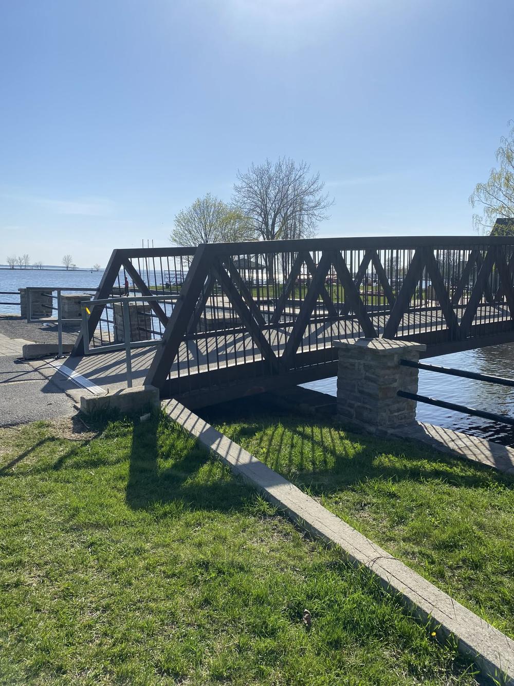 Photo d'un pont lors d'une journée d'été.