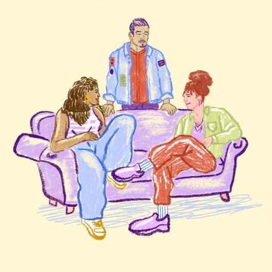 Trois personnes discutent autour d'un sofa.