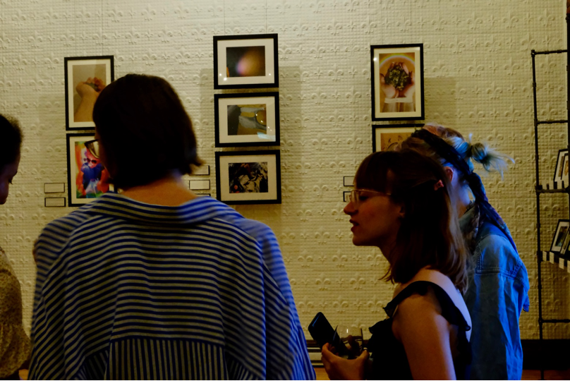 Photo issue de l'exposition Cannapix où l'on voit des personnes regardées les photos prises leur du projet de recherche participatif Cannapix.