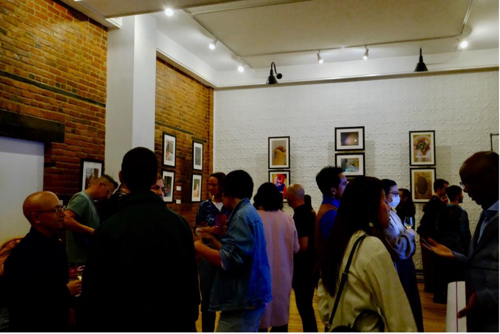 Photo issu de l'exposition Cannapix où l'on voit des personnes discuter entre elles.